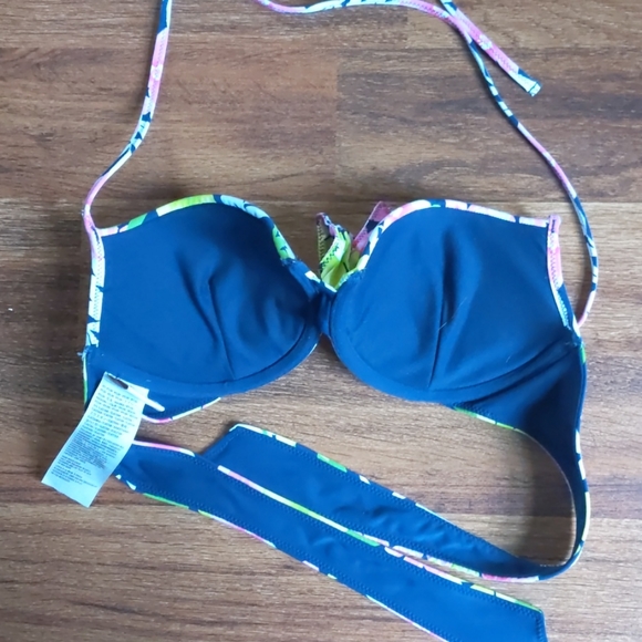 Medium floral Hollister bikini top - Picture 4 of 7